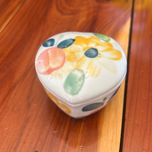 Small Ceramic Heart shaped Trinket Box with lid - Picture 1 of 3
